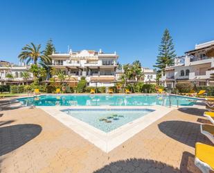 Vista exterior de Planta baixa en venda en Marbella amb Aire condicionat, Terrassa i Piscina