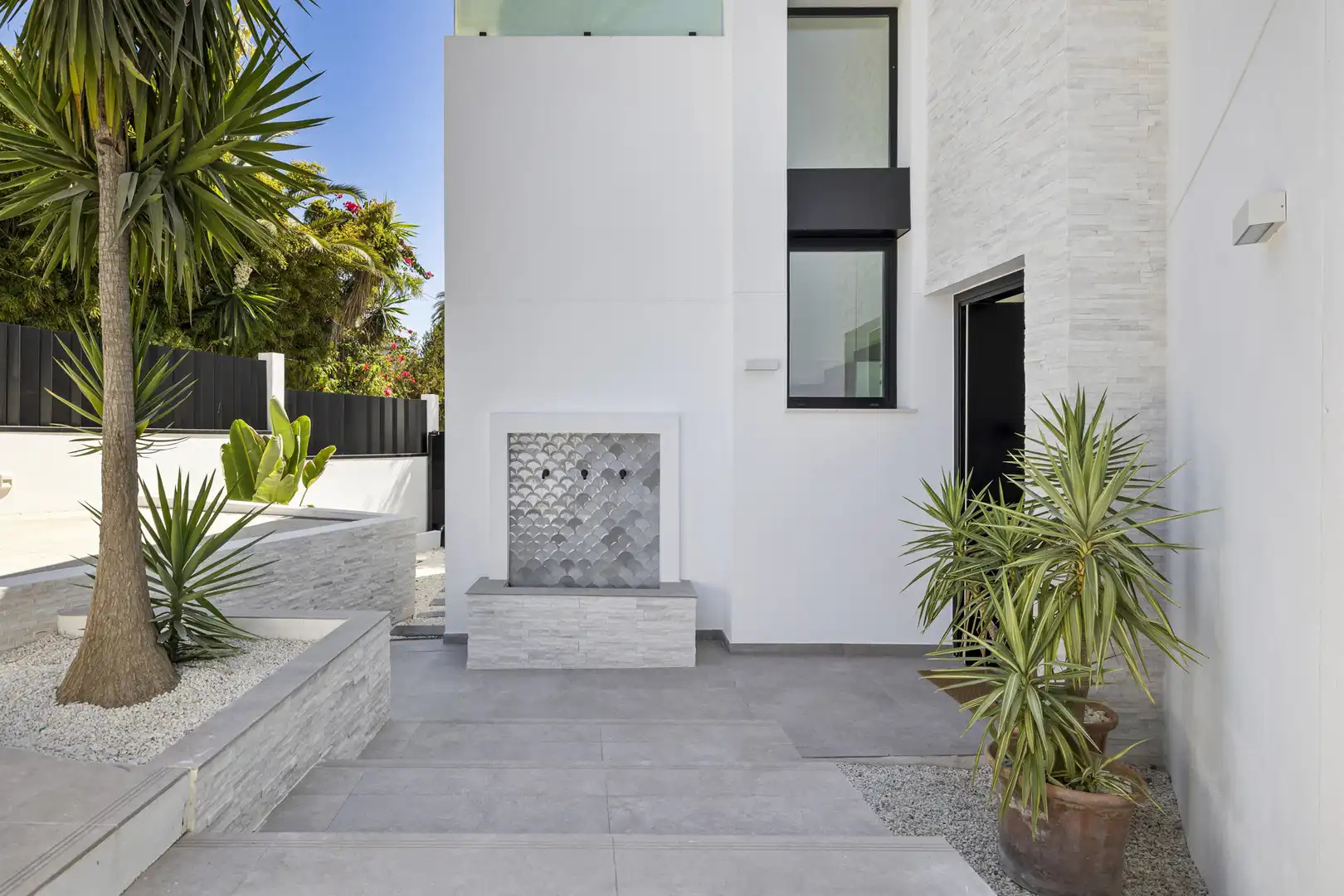 Vista exterior de Casa o xalet en venda en Marbella amb Aire condicionat, Jardí privat i Terrassa