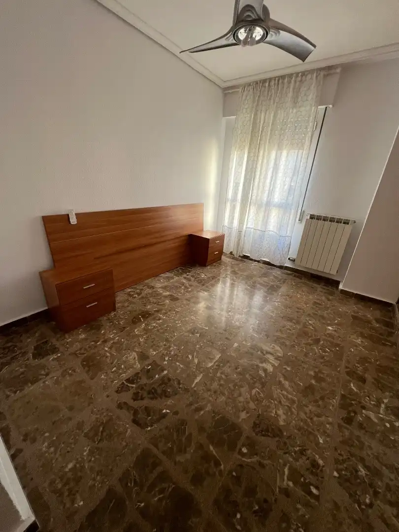 Schlafzimmer von Wohnung zur Miete in Zaragoza mit Heizung, Ofen und Waschmaschine