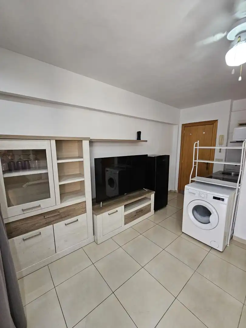 Sala d'estar de Estudi de lloguer en Benidorm amb Aire condicionat, Terrassa i Moblat
