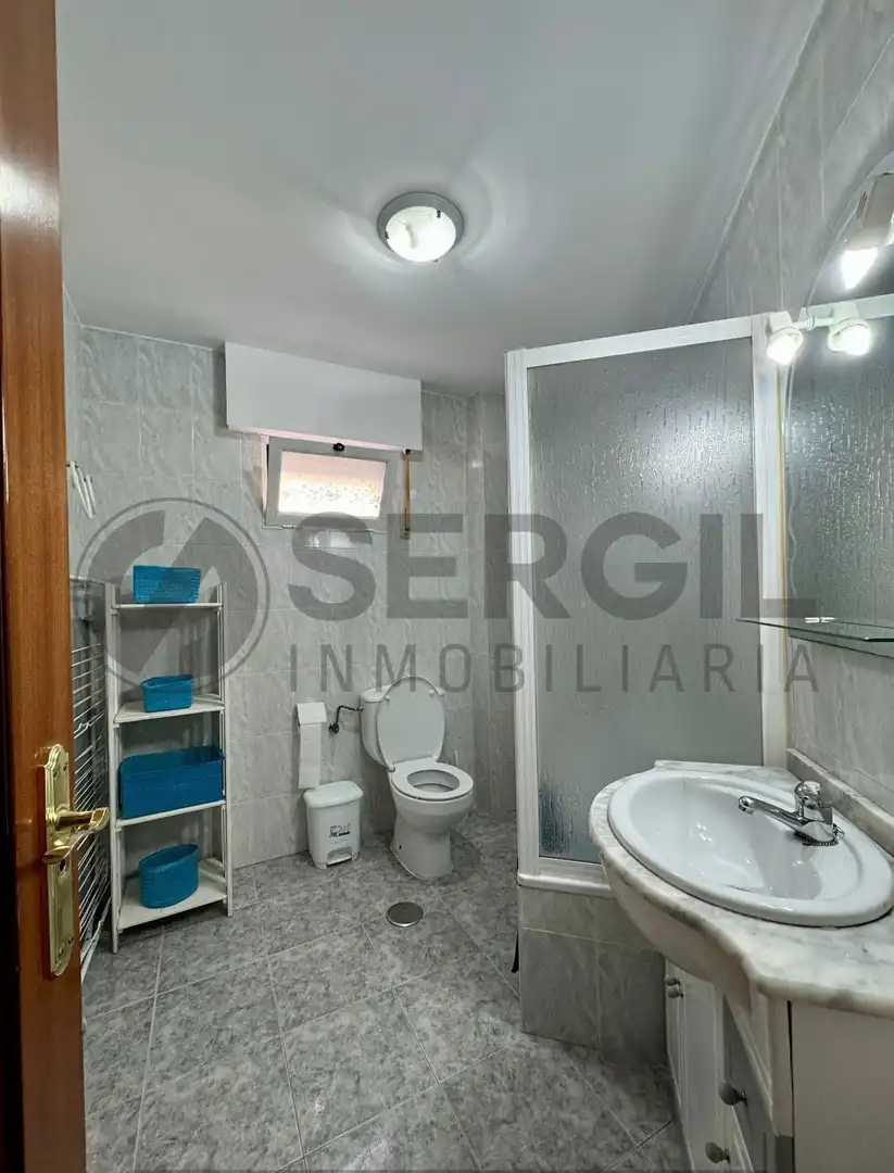 Baño de Piso en venta en La Lastrilla  con Calefacción y Amueblado