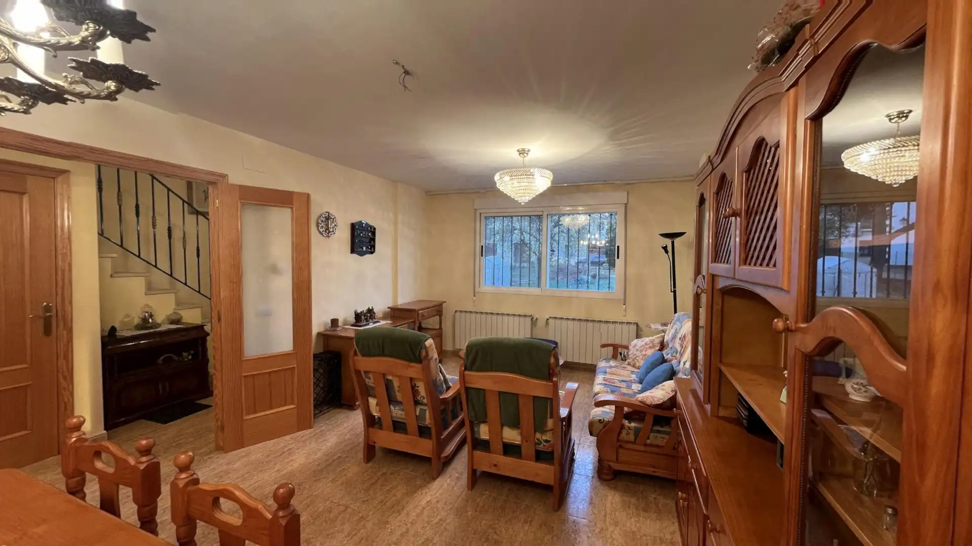 Sala de estar de Casa adosada en venta en Caudete de las Fuentes con Calefacción, Terraza y Amueblado