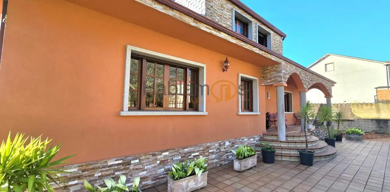Vista exterior de Casa o xalet en venda en Vilagarcía de Arousa amb Calefacció, Jardí privat i Terrassa