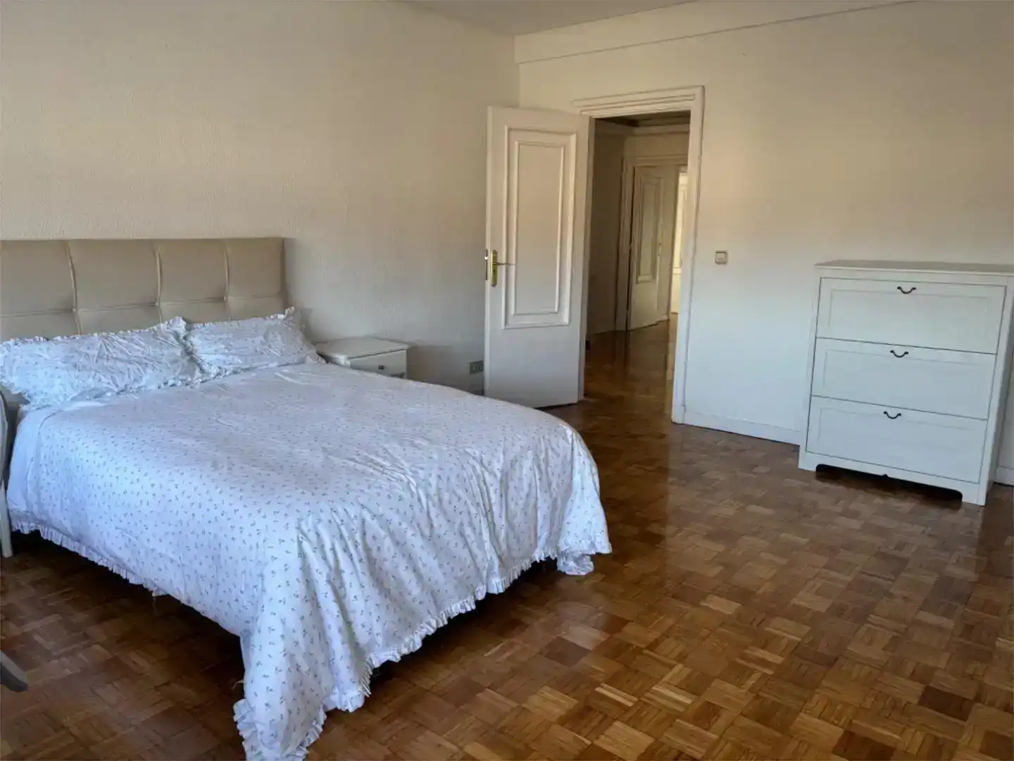 Dormitori de Pis de lloguer en Ávila amb Parquet, Moblat i Balcó