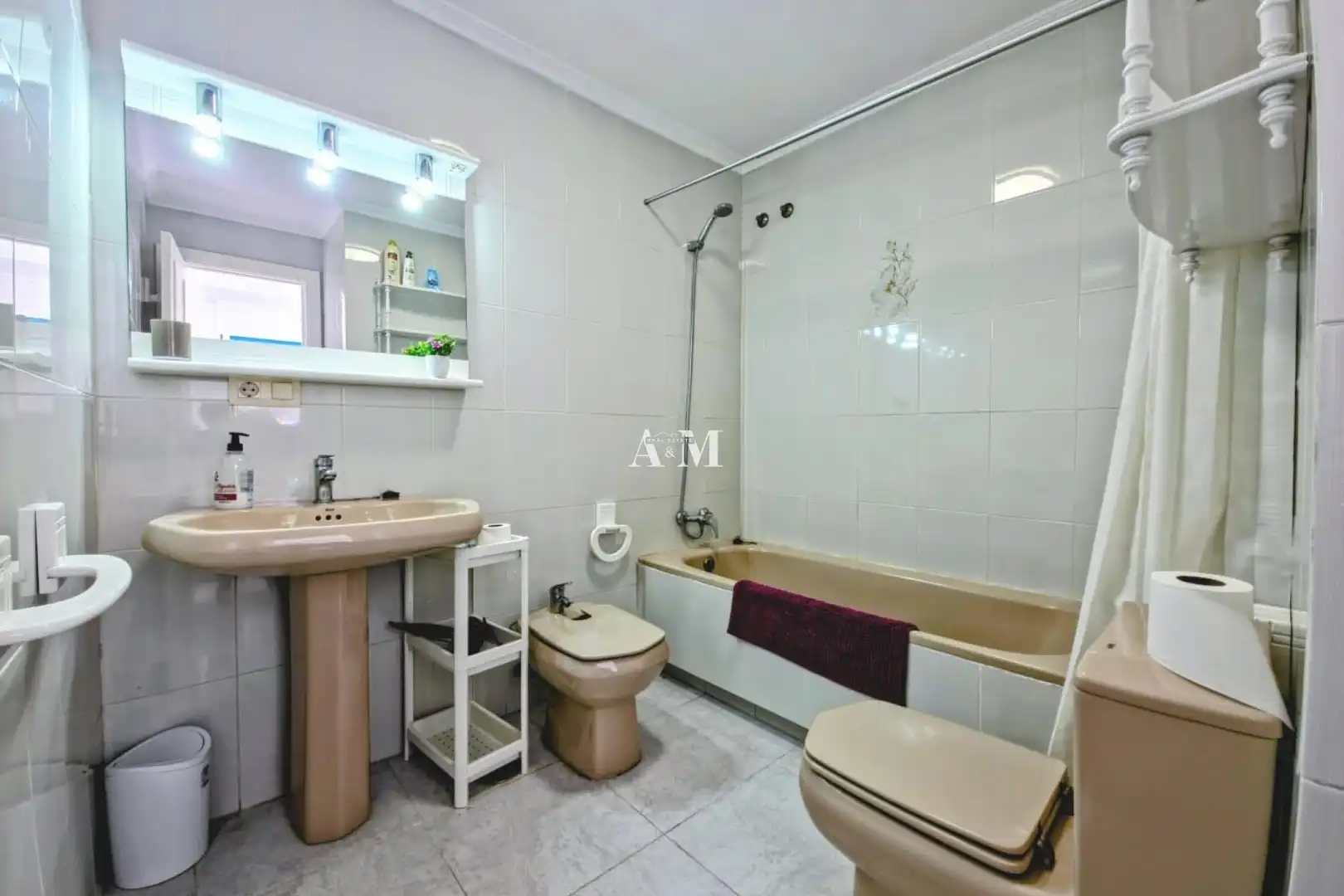 Bathroom of Flat for rent in Torrevieja  with Terrace, Furnished and Oven