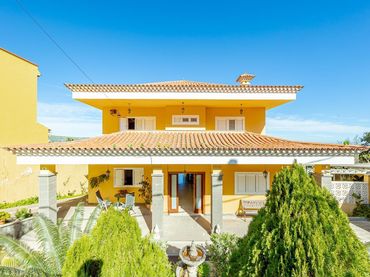Chalet con piscina en venta en Carretera a La Atalaya