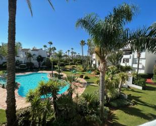 Jardí de Apartament de lloguer en Estepona amb Aire condicionat, Terrassa i Piscina