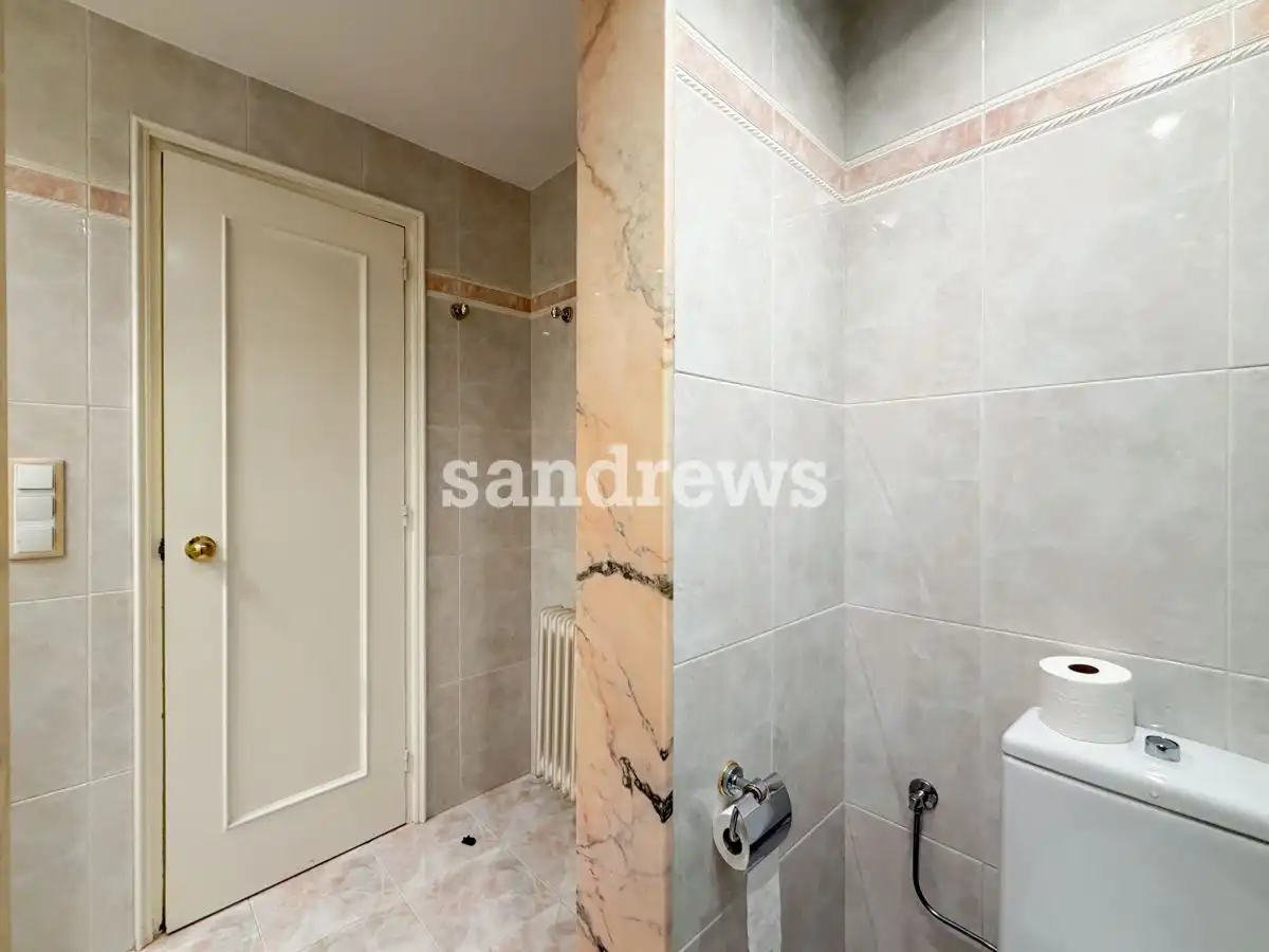 Bathroom of Flat for sale in Figueres  with Air Conditioner, Heating and Terrace