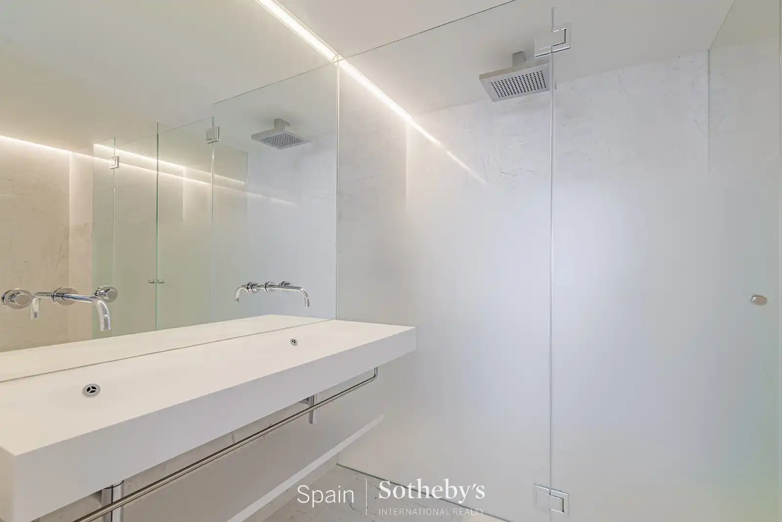 Bany de Apartament en venda en Barcelona amb Calefacció, Terrassa i Traster