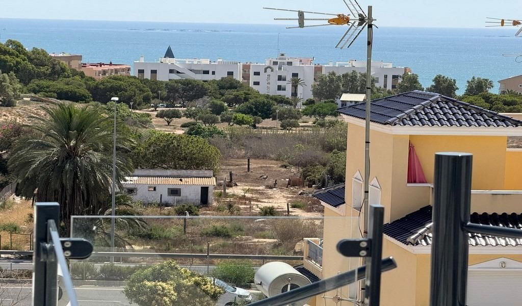 Vista exterior de Casa adosada en venda en Guardamar del Segura amb Terrassa