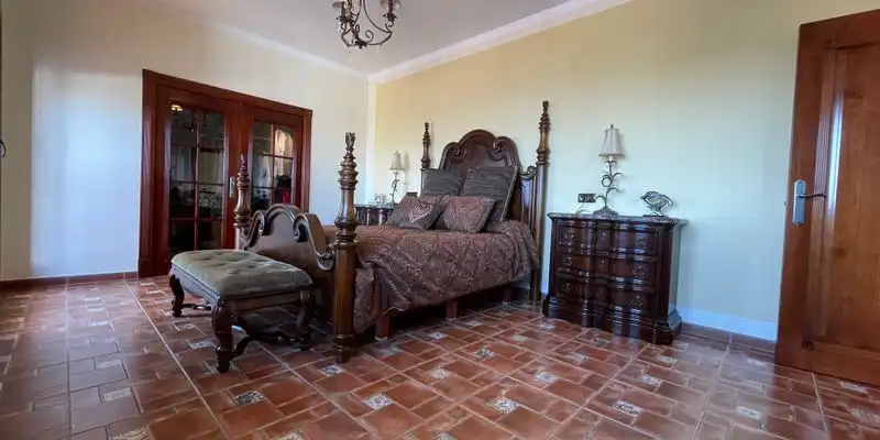 Dormitori de Casa o xalet en venda en Loja amb Aire condicionat, Jardí privat i Terrassa