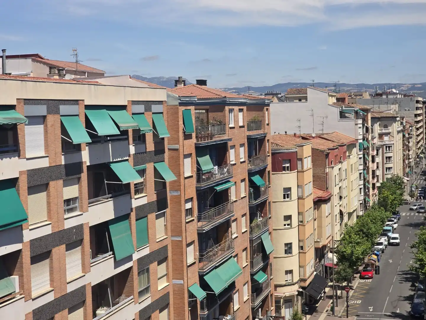 Vista exterior de Àtic en venda en  Logroño amb Aire condicionat, Calefacció i Terrassa