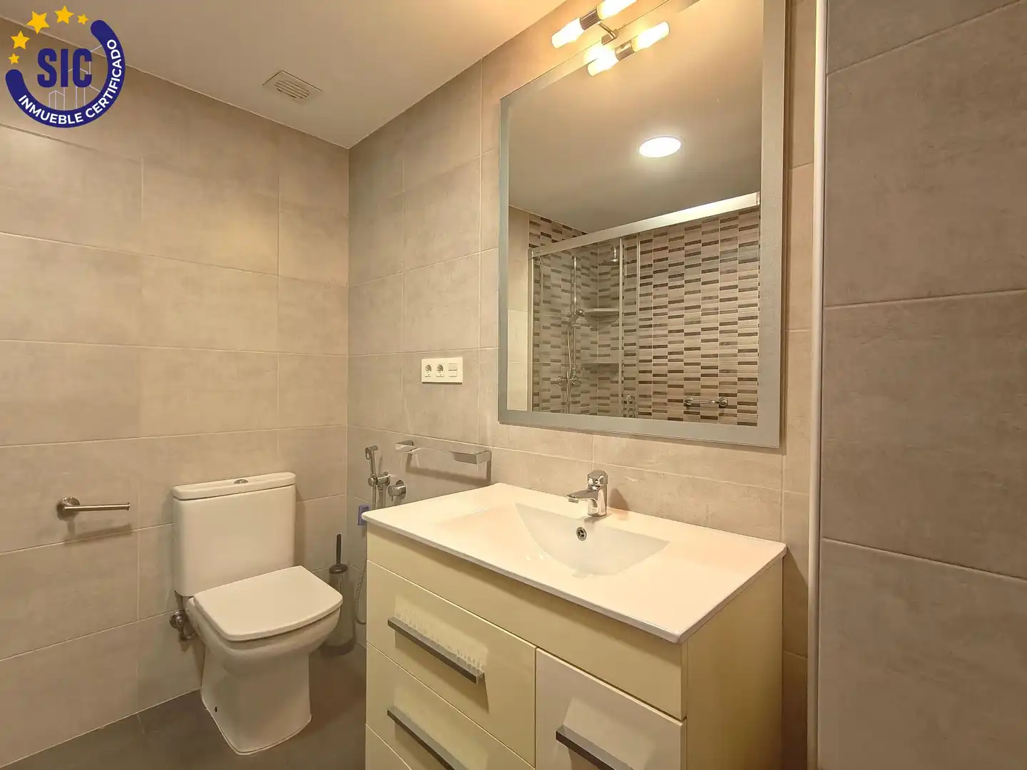 Bathroom of Flat for sale in Valencia  with Air Conditioner and Heating