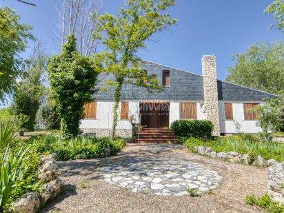 Vista exterior de Casa o xalet en venda en Mojados amb Jardí privat i Piscina comunitària
