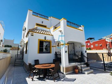 Casa con balcón en venta en Orihuela Costa