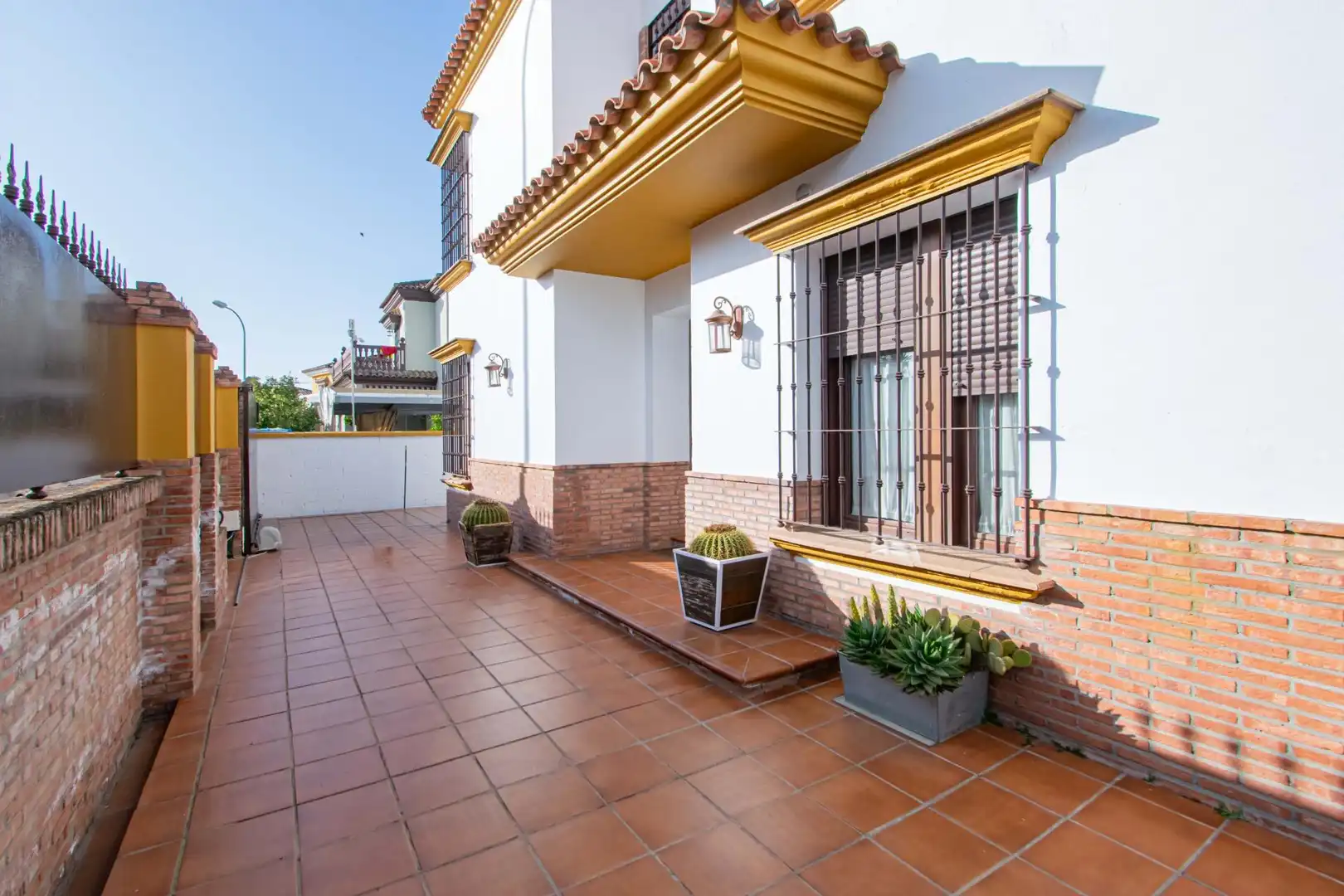 Vista exterior de Casa o xalet en venda en Alcalá de Guadaira amb Aire condicionat, Jardí privat i Piscina