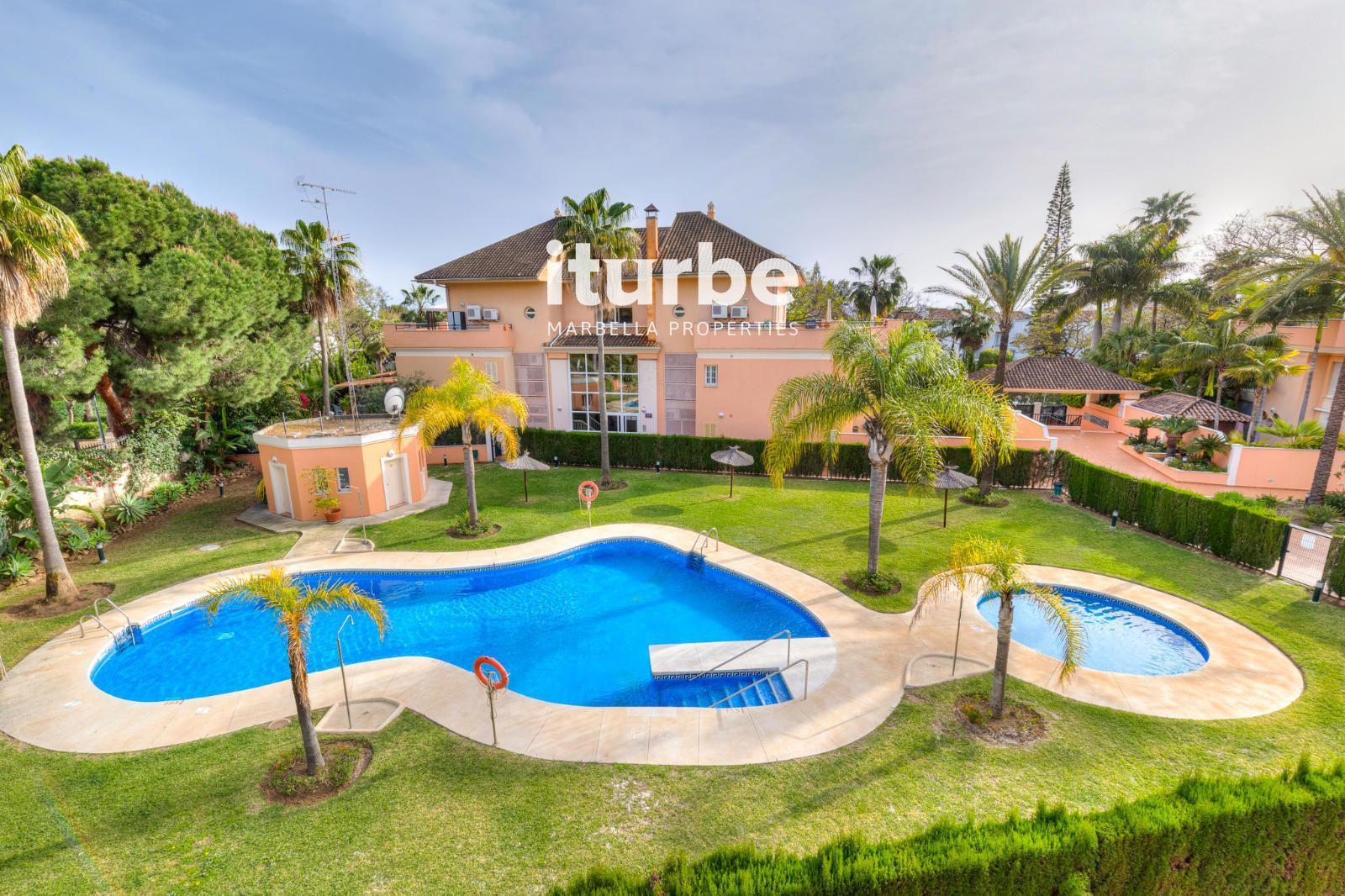 Jardí de Àtic en venda en Marbella amb Aire condicionat, Terrassa i Piscina