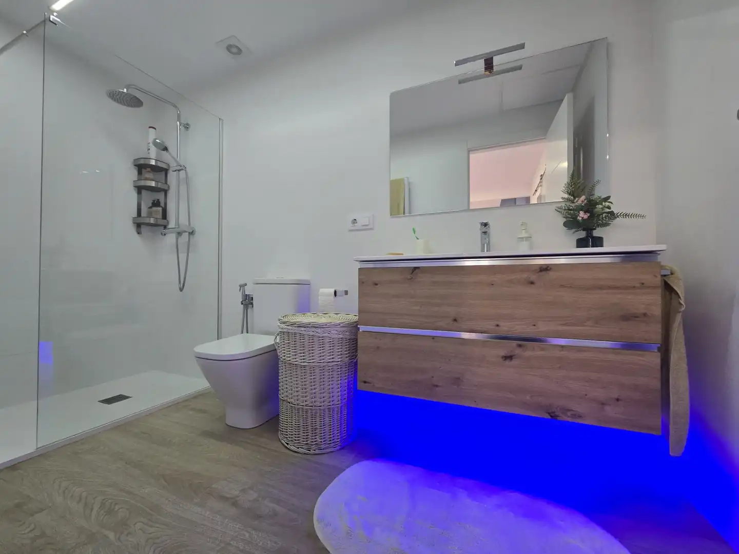Bany de Apartament en venda en Vigo  amb Moblat, Forn i Microones
