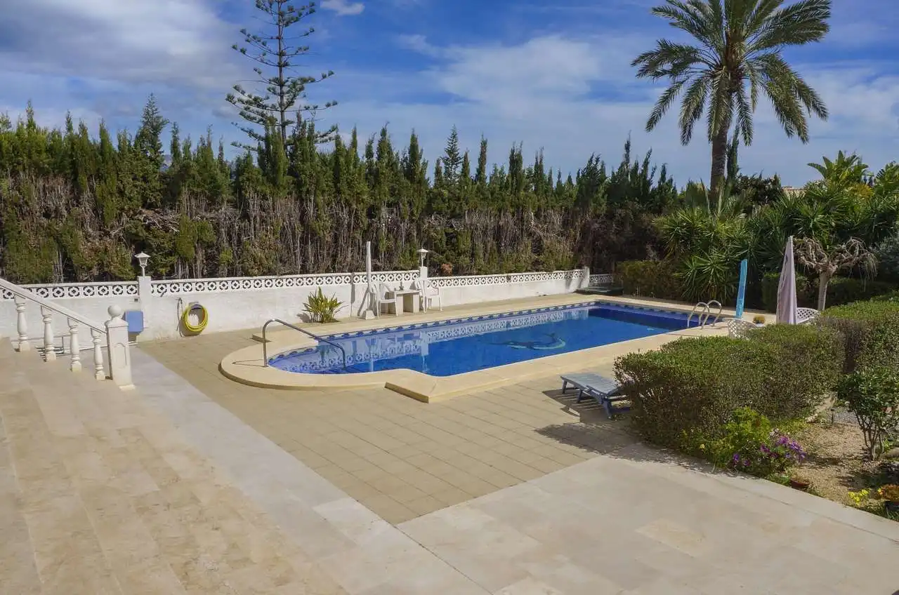 Villa avec piscine à vendre à Escandinavia - Cautivador