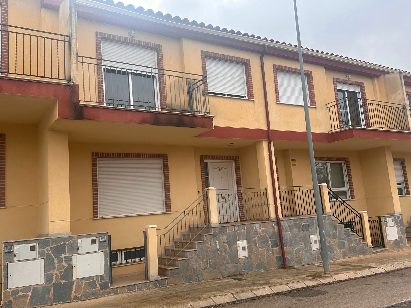 Vista exterior de Casa adosada en venta en Requena con Terraza, Balcón y Piscina comunitaria