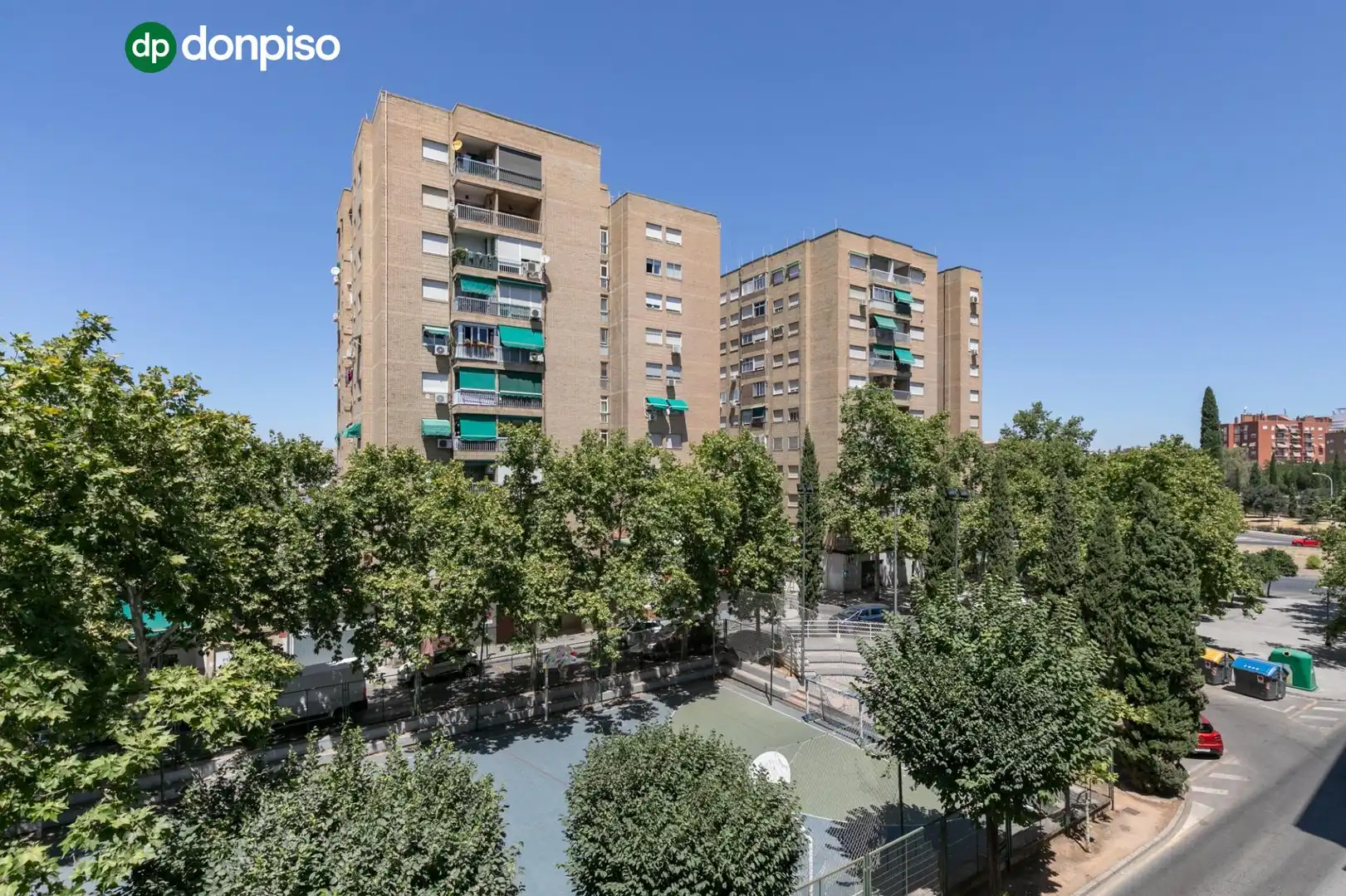 Vista exterior de Piso en venta en Granada con Calefacción