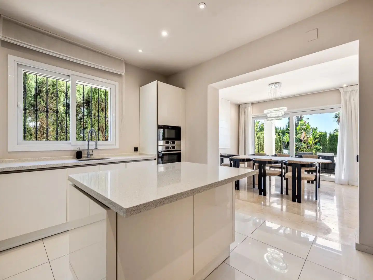 Cuina de Casa o xalet en venda en Marbella amb Aire condicionat, Jardí privat i Terrassa