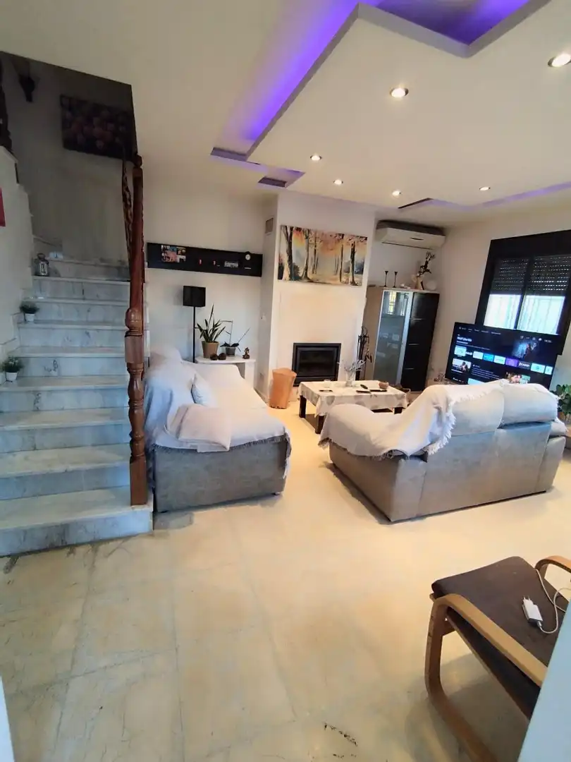 Sala de estar de Casa adosada en venta en Burguillos con Terraza y Piscina comunitaria