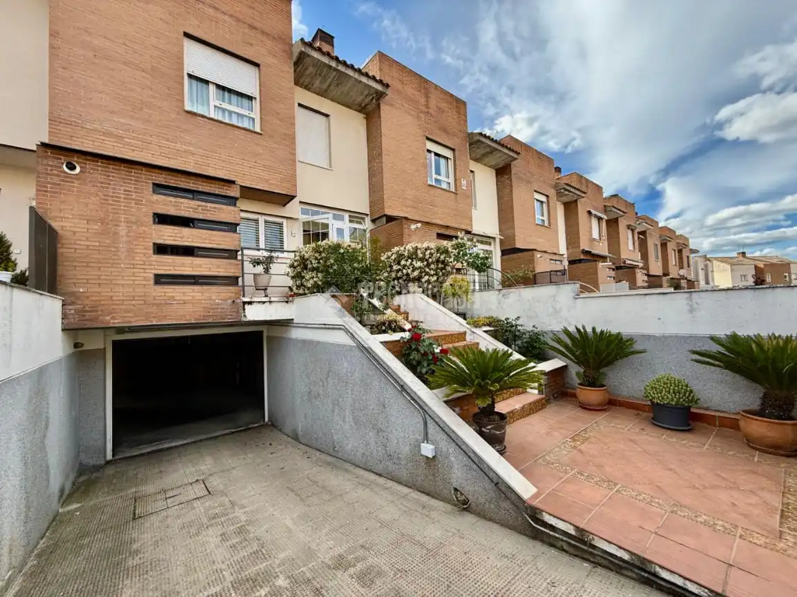 Vista exterior de Casa adosada en venda en Villanueva de la Cañada amb Aire condicionat, Calefacció i Jardí privat