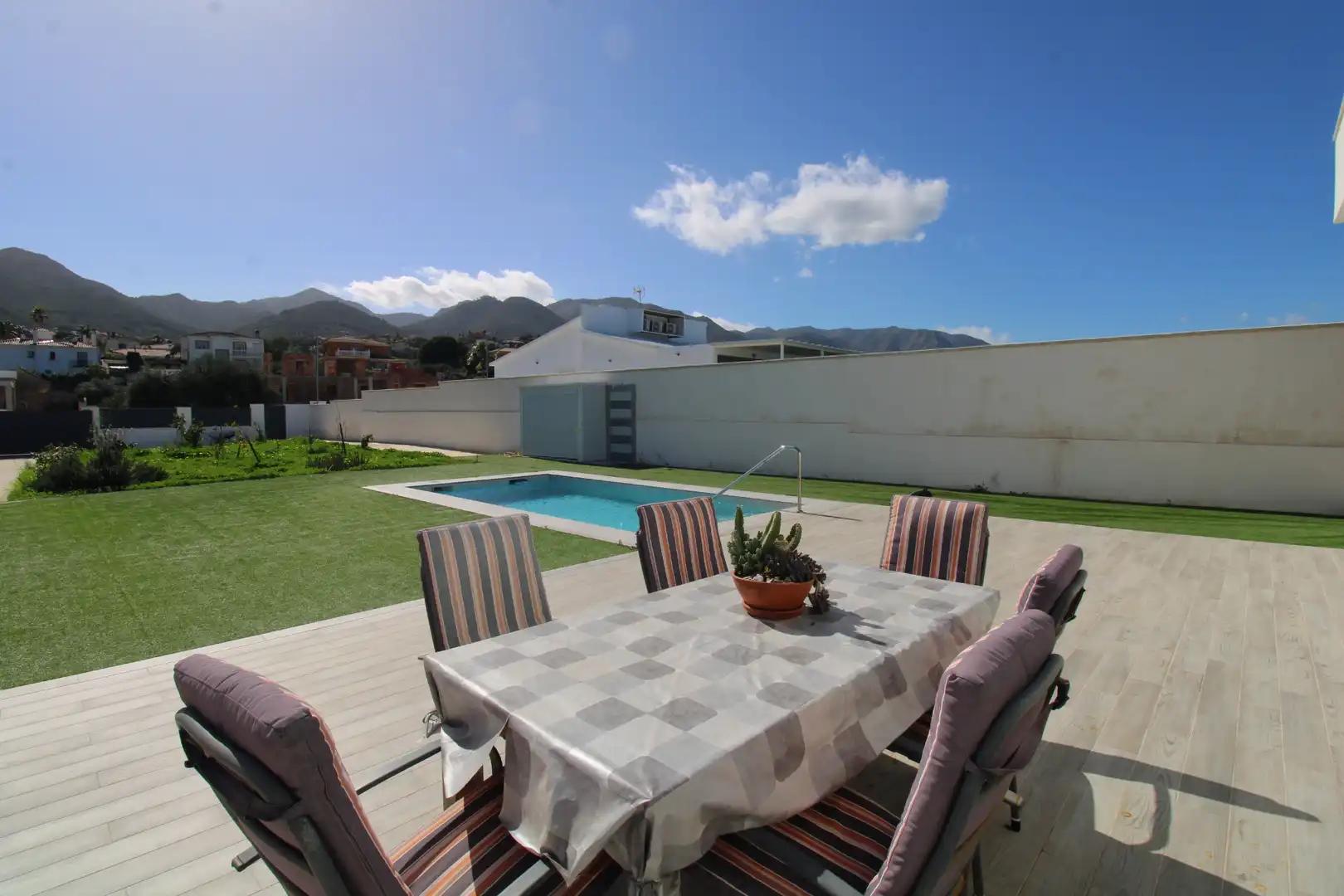 Vista exterior de Casa o xalet en venda en Alhaurín de la Torre amb Aire condicionat, Jardí privat i Terrassa