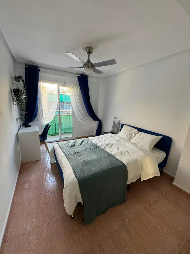 Bedroom of Flat for share in Valencia  with Air Conditioner, Furnished and Washing machine
