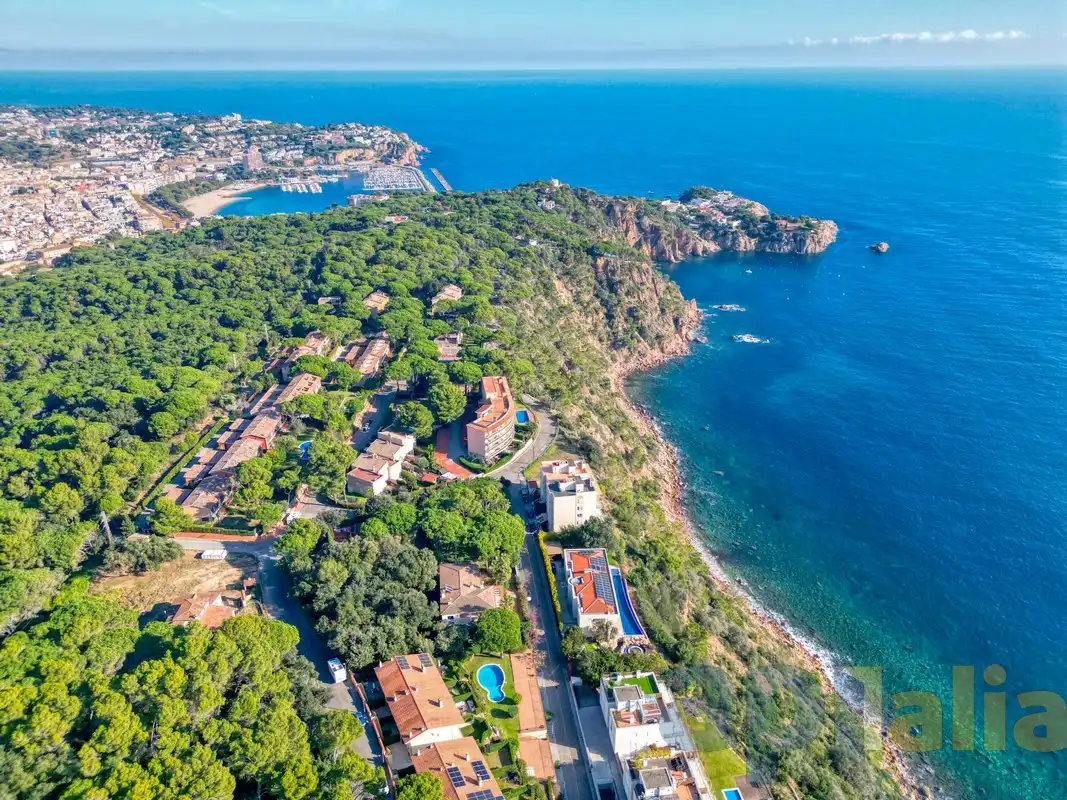 Vista exterior de Casa adosada en venda en Sant Feliu de Guíxols amb Calefacció, Jardí privat i Terrassa