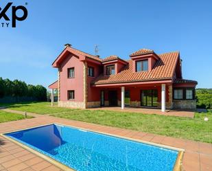 Piscina de Casa o xalet en venda en Gijón  amb Aire condicionat, Calefacció i Jardí privat