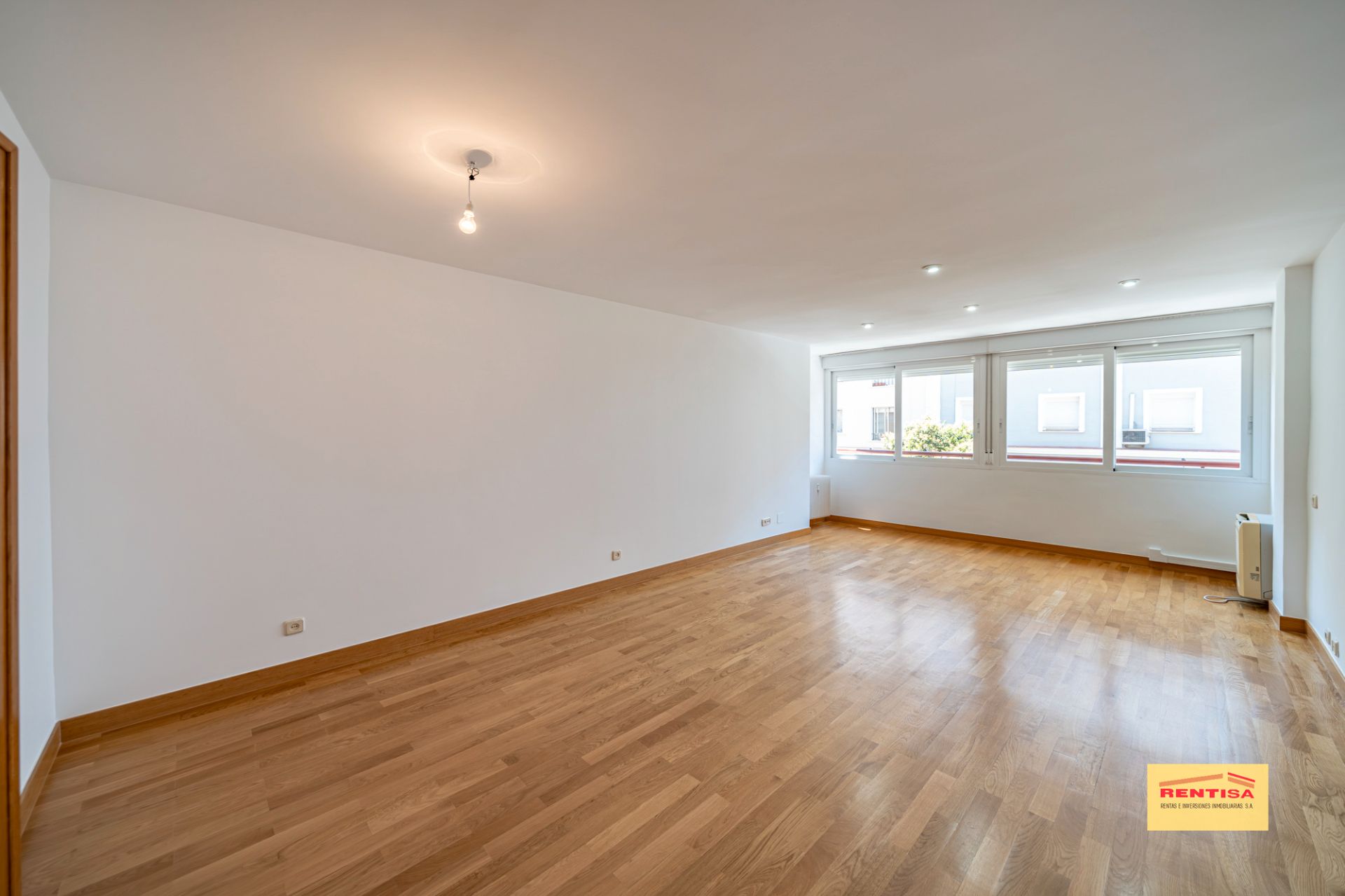 Living room of Flat to rent in  Madrid Capital  with Air Conditioner, Heating and Parquet flooring