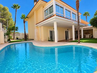 Casa aparellada amb piscina en venda a L'Albir