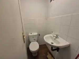 Baño de Local de alquiler en Madrid con Aire acondicionado, Calefacción y Alarma
