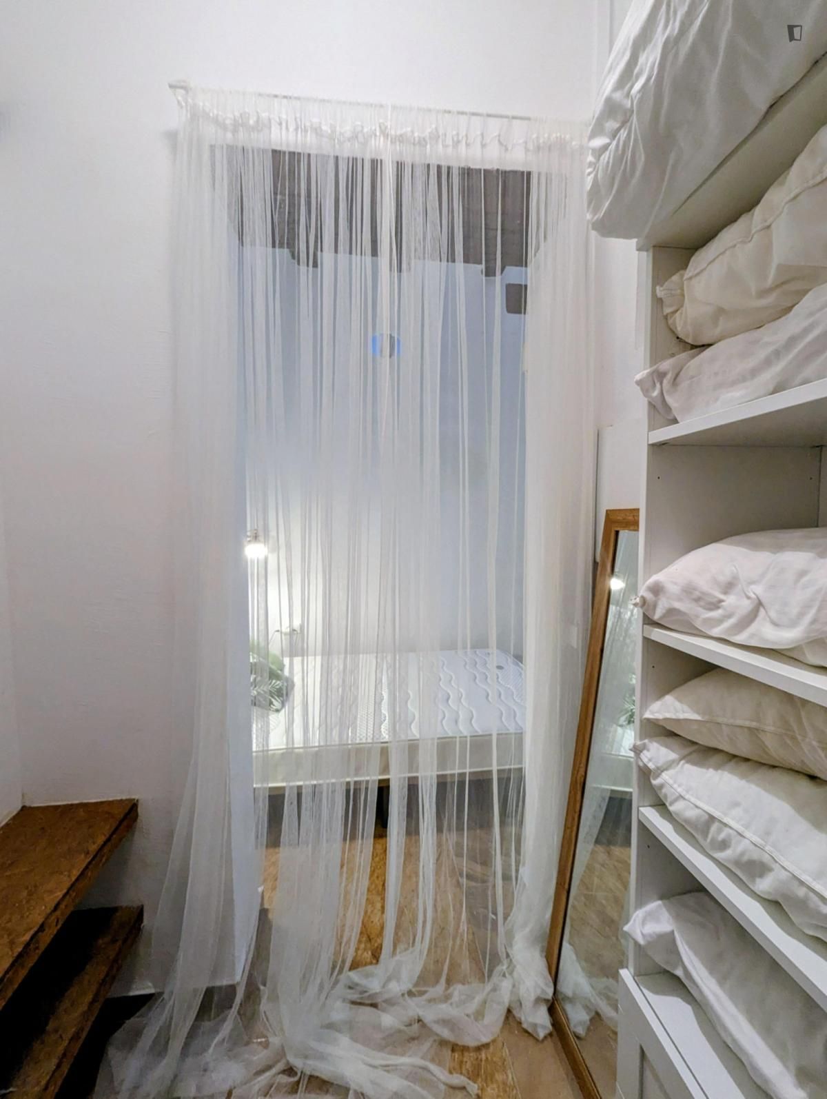 Habitación de Estudio de alquiler en  Valencia Capital con Aire acondicionado, Amueblado y Lavadora