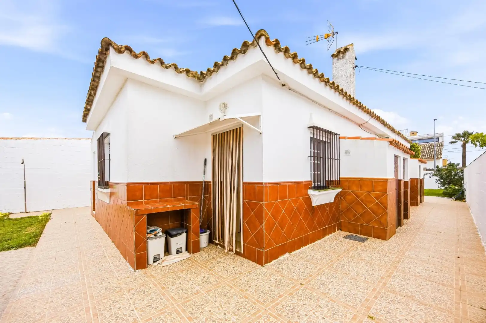 Vista exterior de Casa o xalet en venda en Chiclana de la Frontera amb Aire condicionat, Calefacció i Jardí privat