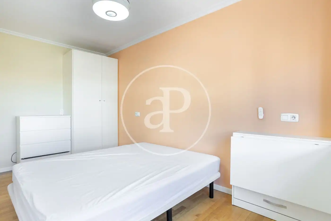 Schlafzimmer von Wohnung zur Miete in Valencia mit Klimaanlage, Heizung und Privatgarten