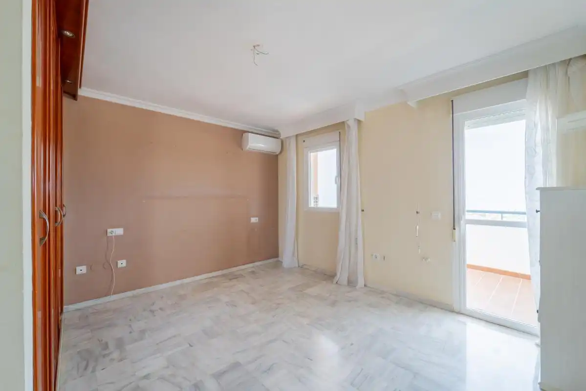 Habitación de Dúplex en venta en Rincón de la Victoria con Aire acondicionado, Calefacción y Jardín privado