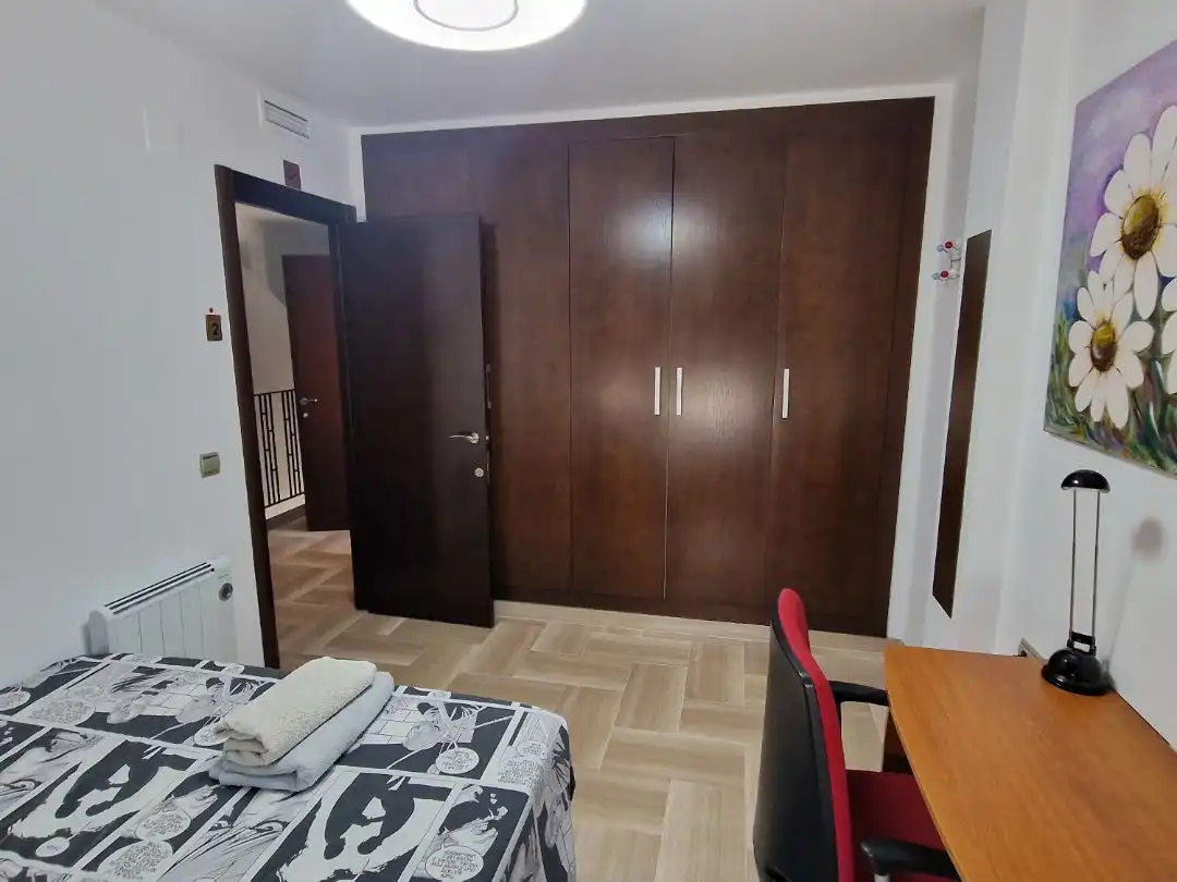 Dormitori de Casa o xalet per a compartir en Manises amb Calefacció, Terrassa i Moblat