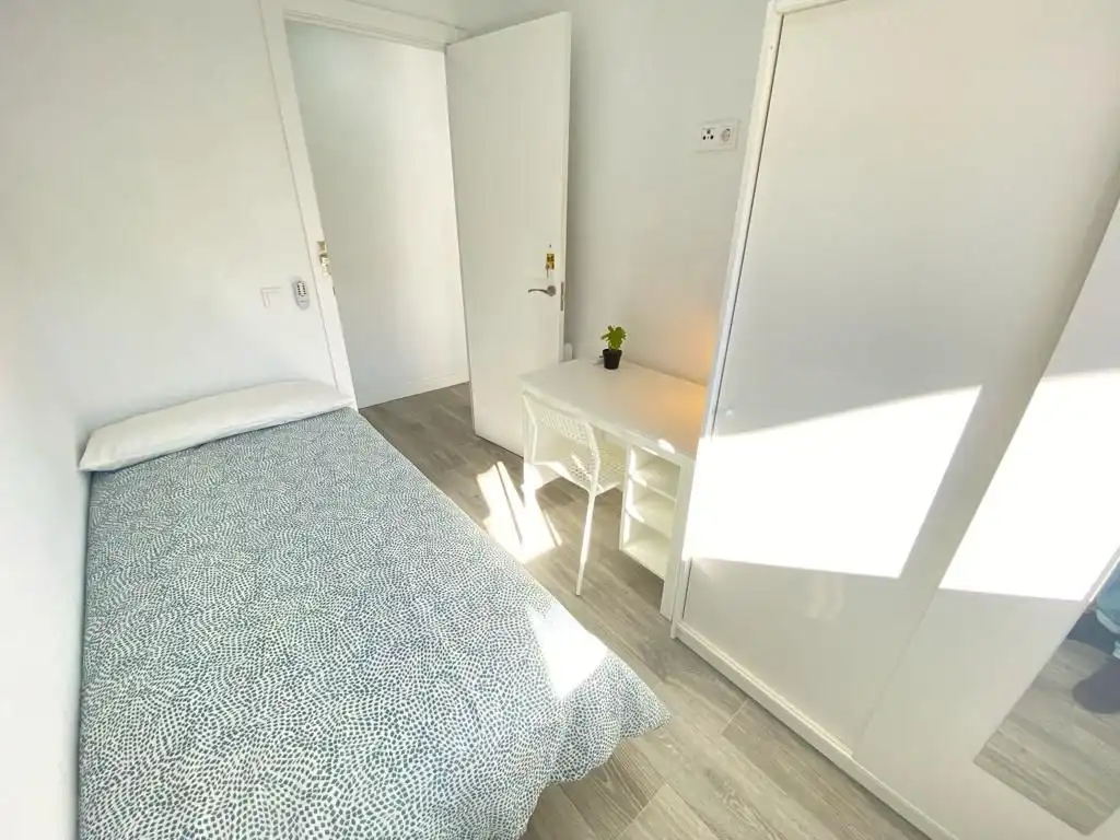 Room in Calle Encarnación Oviol, 43, Los Rosales