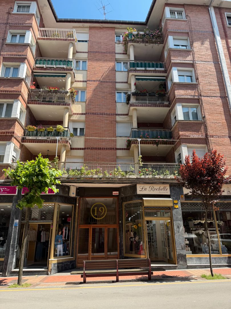 Vista exterior de Piso en venta en Barakaldo  con Terraza, Trastero y Balcón