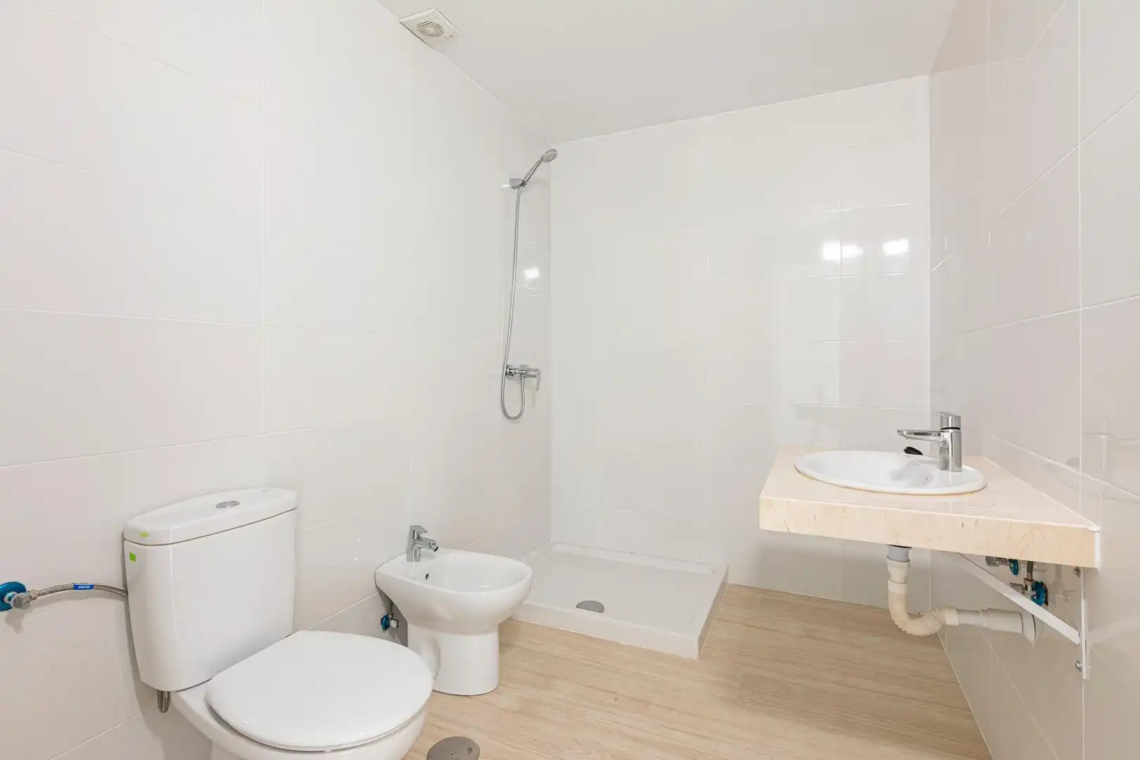 Badezimmer von Wohnungen zum Verkauf in Fuengirola mit Klimaanlage, Terrasse und Gemeinschaftspool
