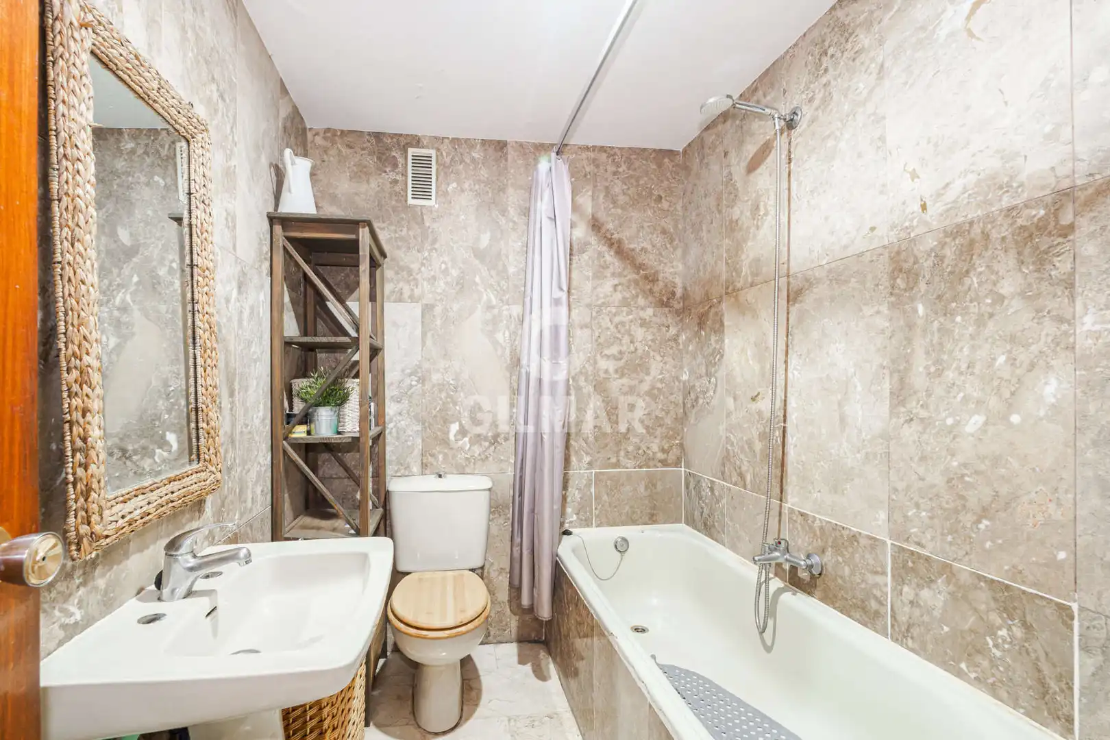 Badezimmer von Wohnung zum Verkauf in Sevilla mit Heizung, Privatgarten und Abstellraum