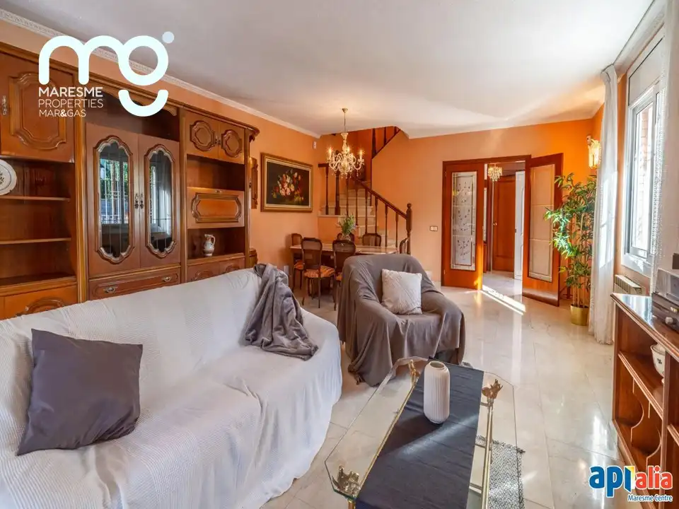 Sala d'estar de Casa adosada en venda en El Masnou amb Calefacció, Jardí privat i Terrassa
