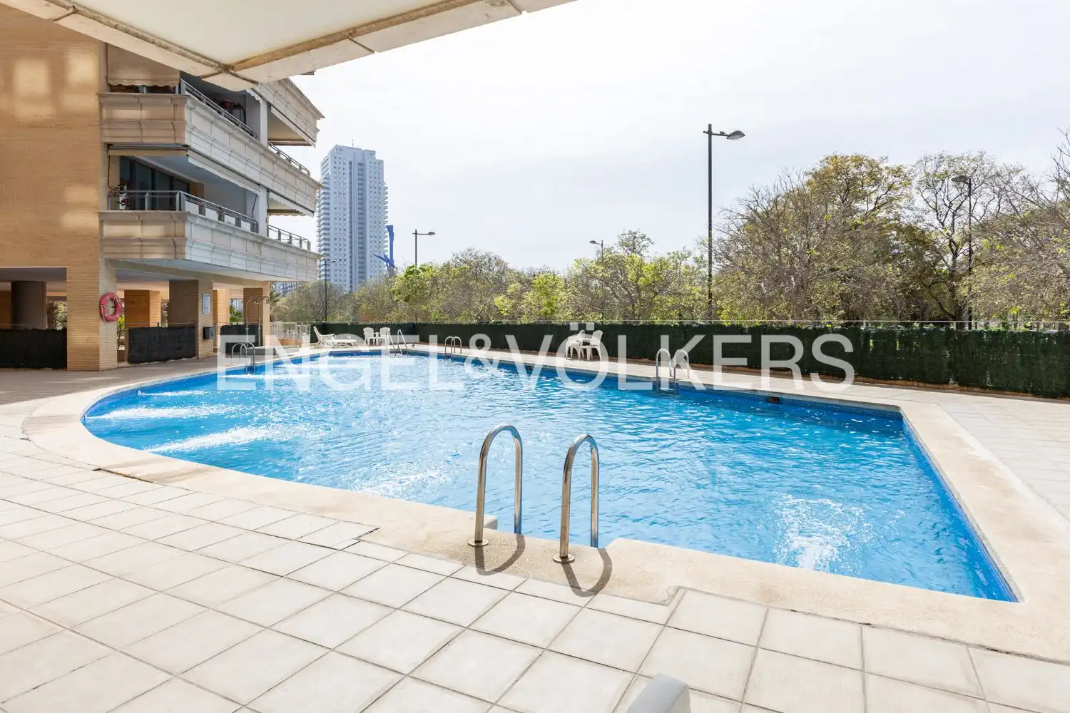 Schwimmbecken von Wohnung zum Verkauf in Valencia mit Klimaanlage, Heizung und Privatgarten