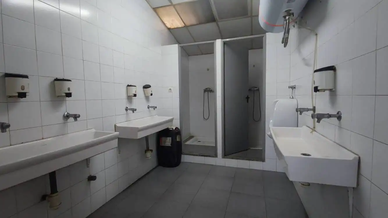 Badezimmer von Fabrikhallen zum Verkauf in Sabadell