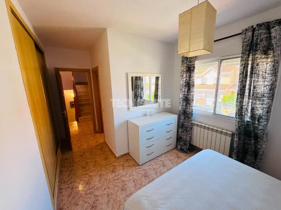 Dormitori de Casa adosada en venda en Albarreal de Tajo amb Aire condicionat, Jardí privat i Terrassa
