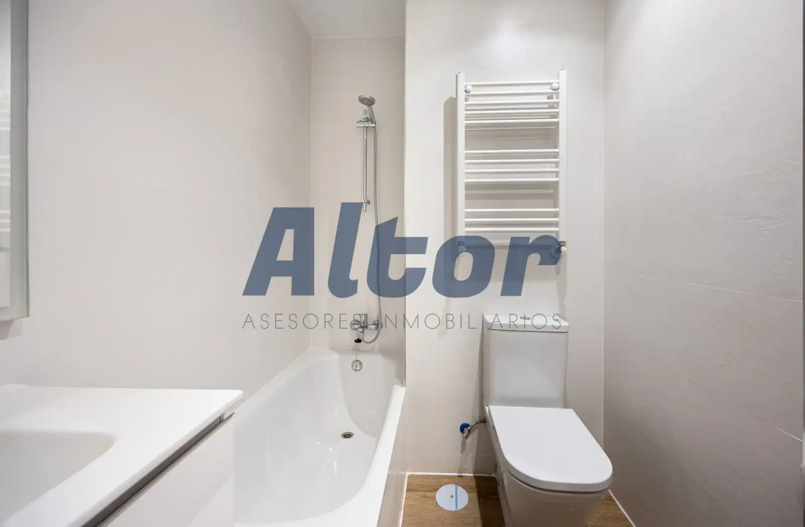 Bathroom of Flat for sale in Madrid  with Air Conditioner and Heating