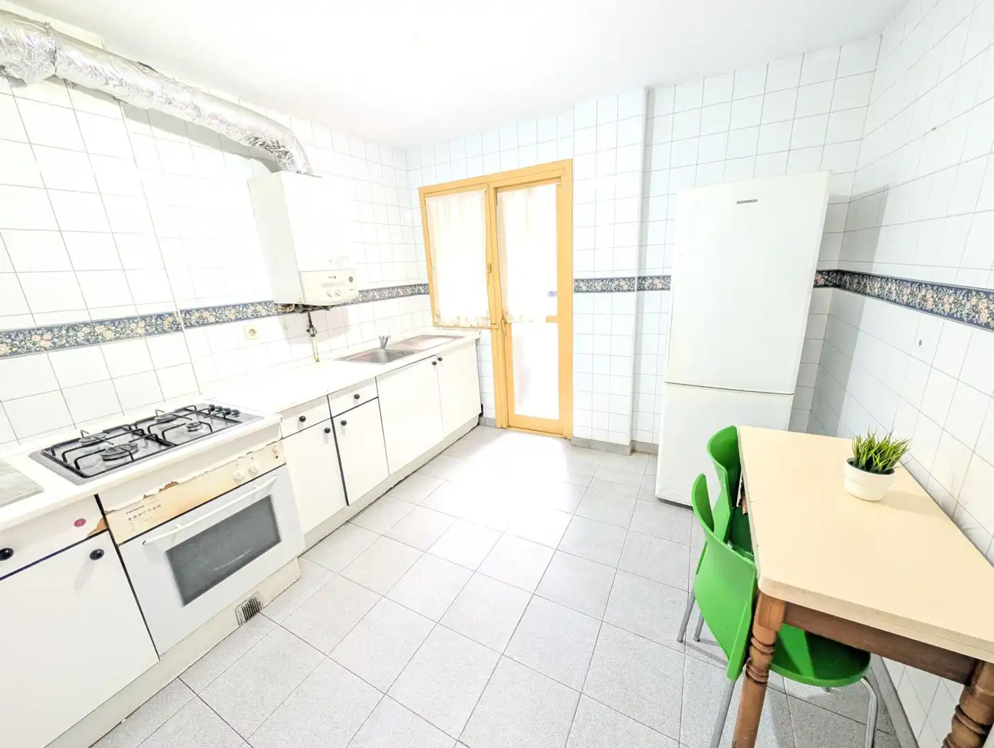 Cuina de Pis en venda en Oviedo  amb Calefacció i Terrassa